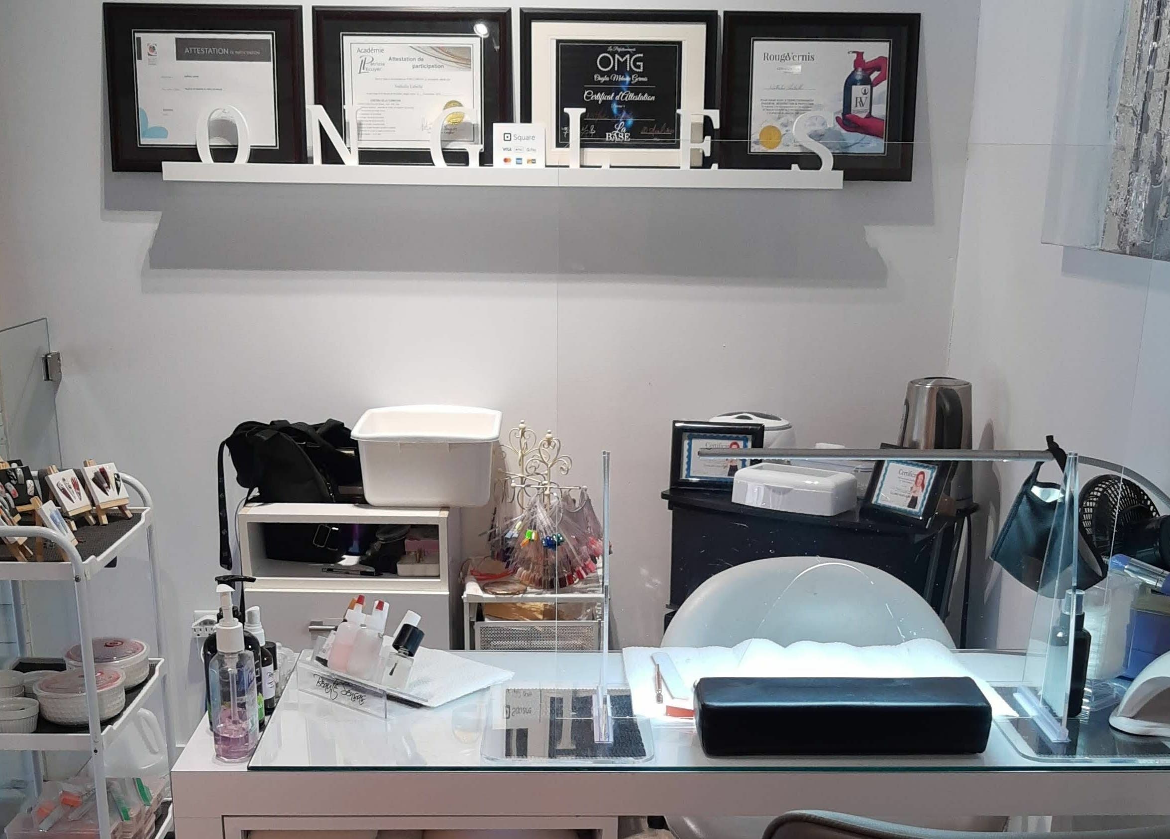 Station de manucure professionnelle à Studios Kevins-Kyle, Mirabel, Québec, CA, avec outils et décorations.