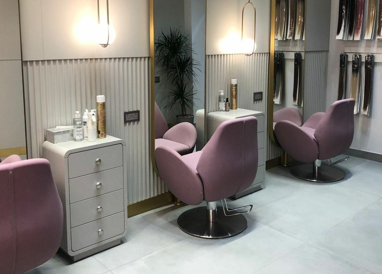 Stylish salon seating and mirrors at Ok Beauty Salon, دبي, دبي, AE, showcasing a modern design atmosphere.