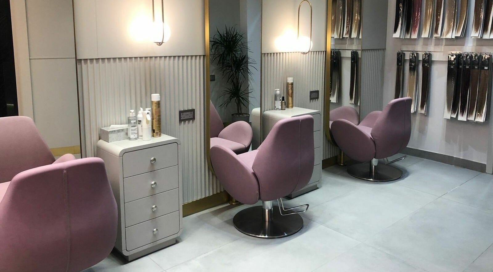 Stylish salon seating and mirrors at Ok Beauty Salon, دبي, دبي, AE, showcasing a modern design atmosphere.