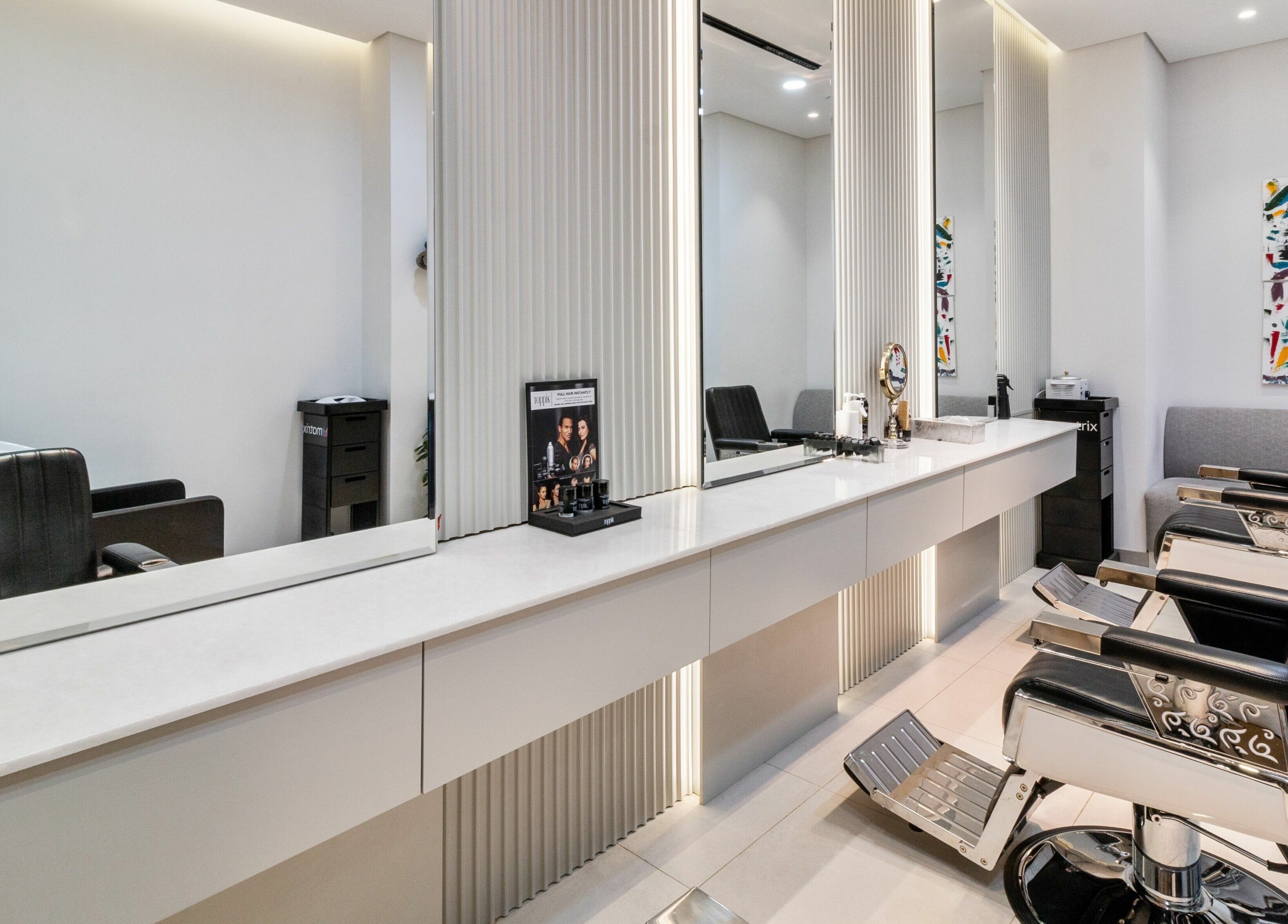 Modern and stylish haircut station at Ok Gents Salon in دبي, دبي, AE with sleek chairs and mirrors.