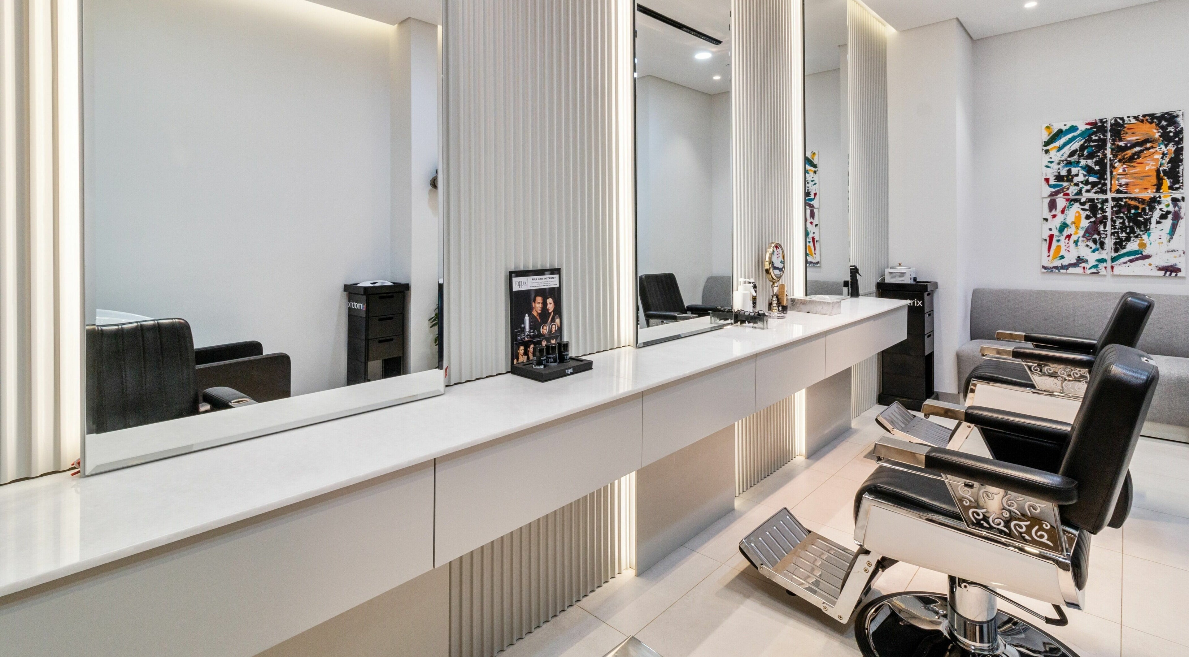 Modern and stylish haircut station at Ok Gents Salon in دبي, دبي, AE with sleek chairs and mirrors.