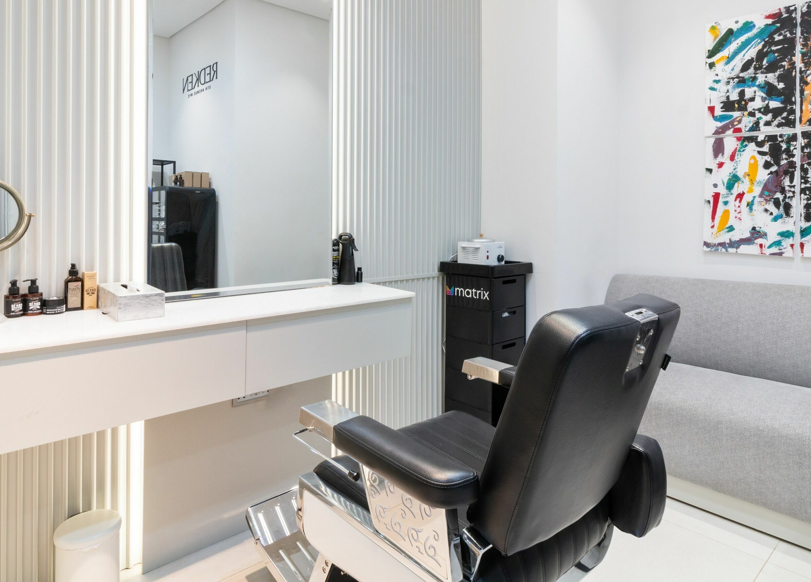 Stylish interior of Ok Gents Salon in دبي, دبي, AE with modern barber chair and vibrant wall art.