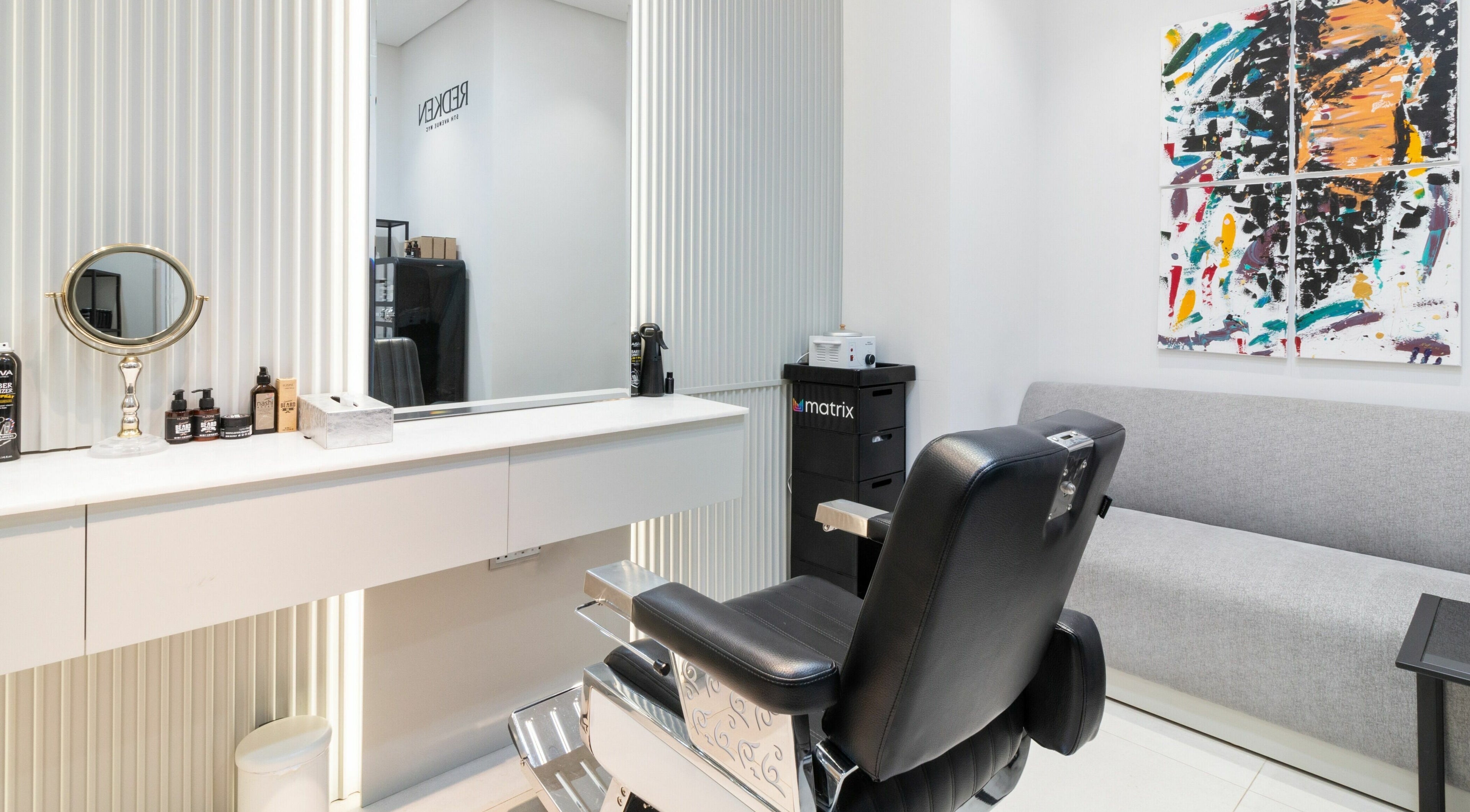 Stylish interior of Ok Gents Salon in دبي, دبي, AE with modern barber chair and vibrant wall art.
