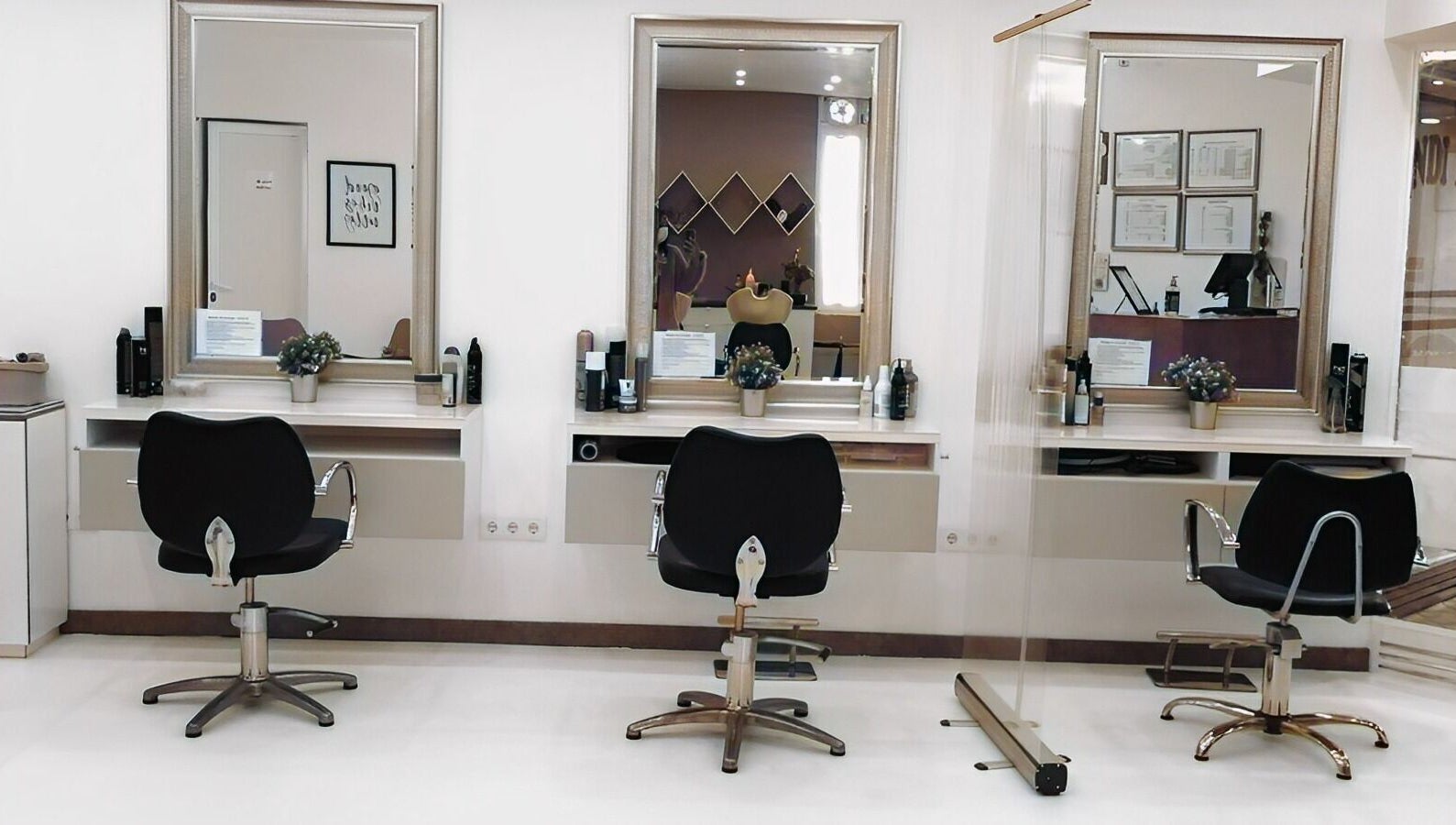 Interior elegante do salão de beleza Espaço Vina Silva em Agualva-Cacém, Lisboa, PT, com cadeiras modernas.