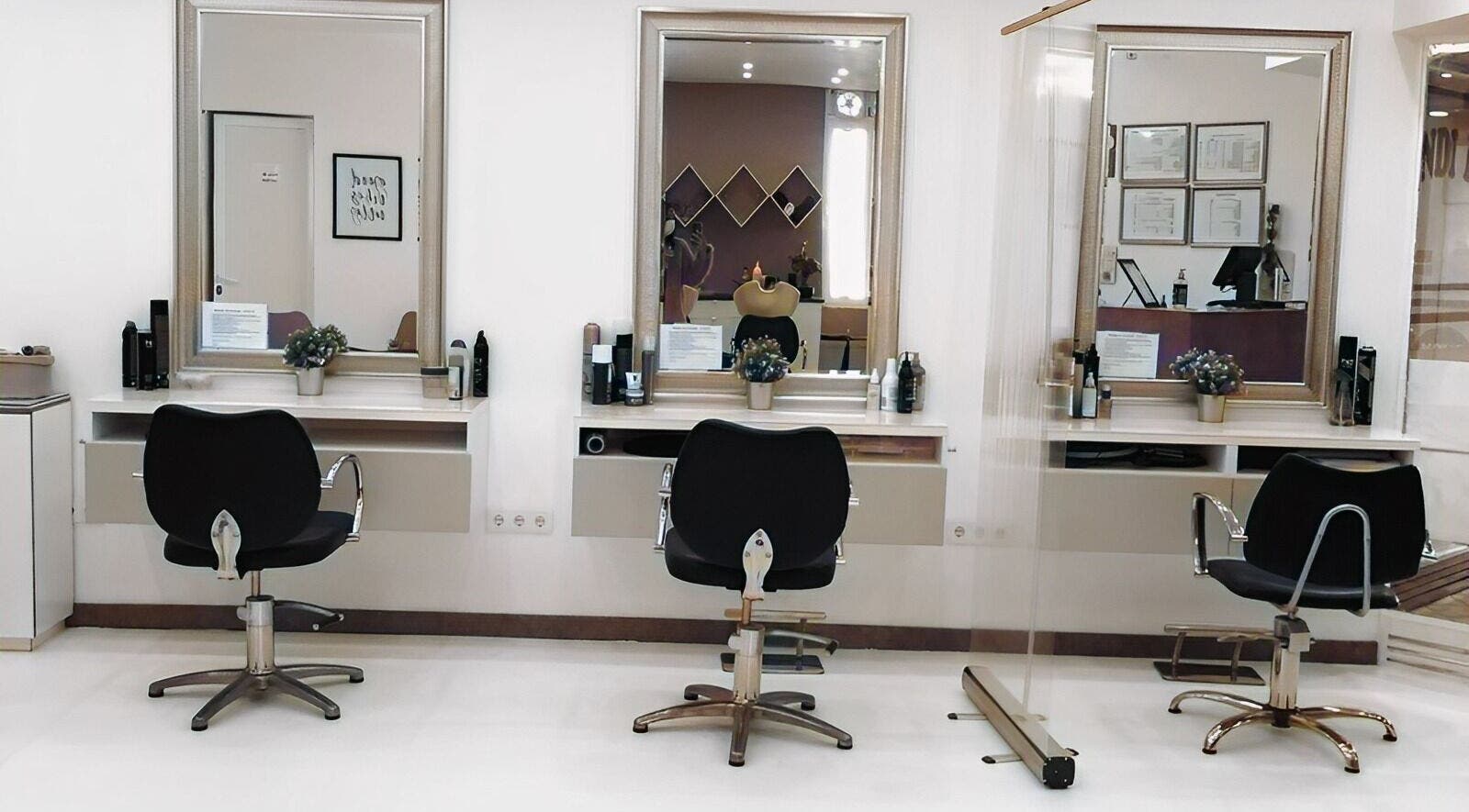 Interior elegante do salão de beleza Espaço Vina Silva em Agualva-Cacém, Lisboa, PT, com cadeiras modernas.