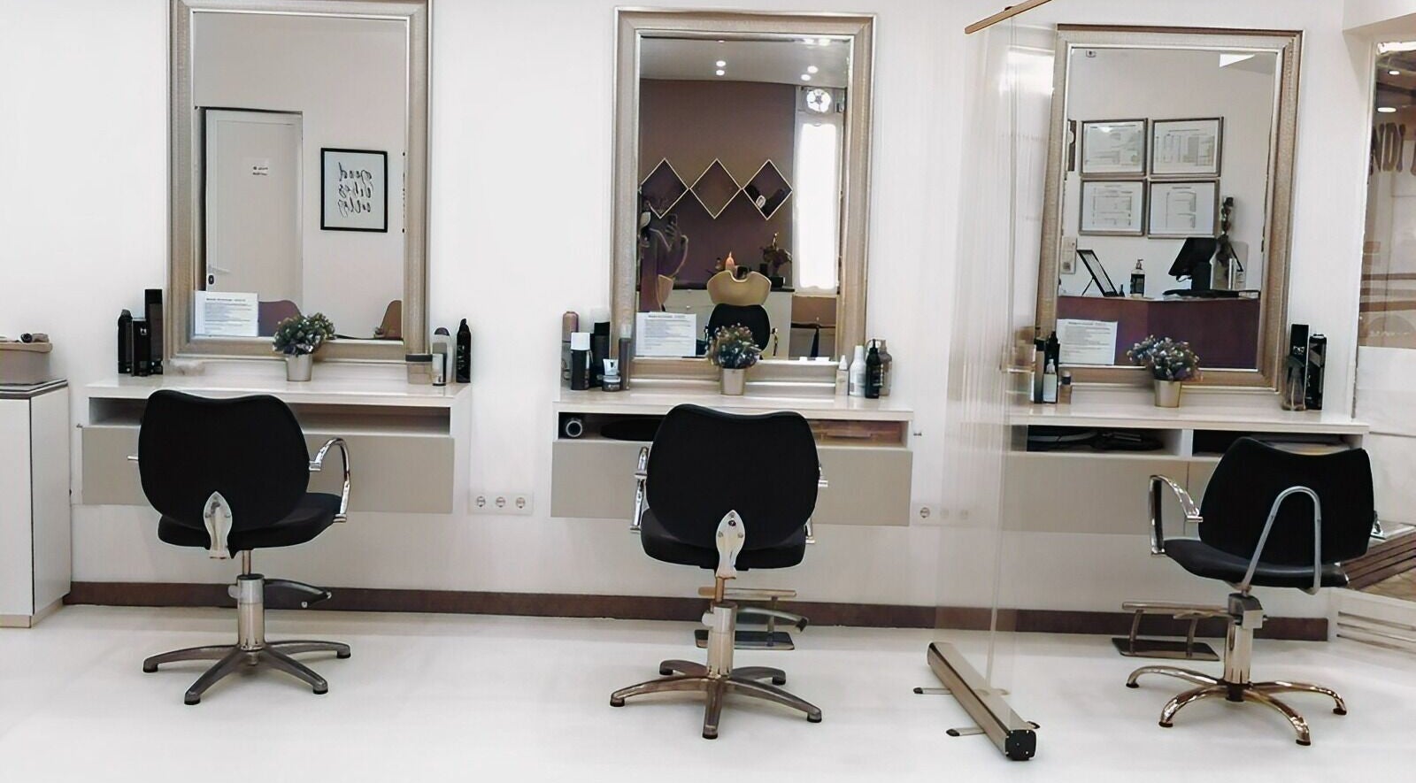 Interior elegante do salão de beleza Espaço Vina Silva em Agualva-Cacém, Lisboa, PT, com cadeiras modernas.