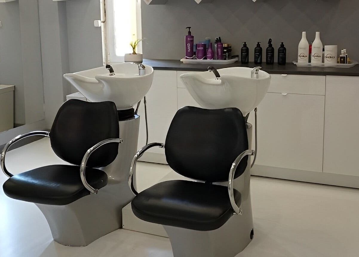 Lavabos modernos no Espaço Vina Silva, Agualva-cacém, Lisboa, PT, destacando conforto e estilo.