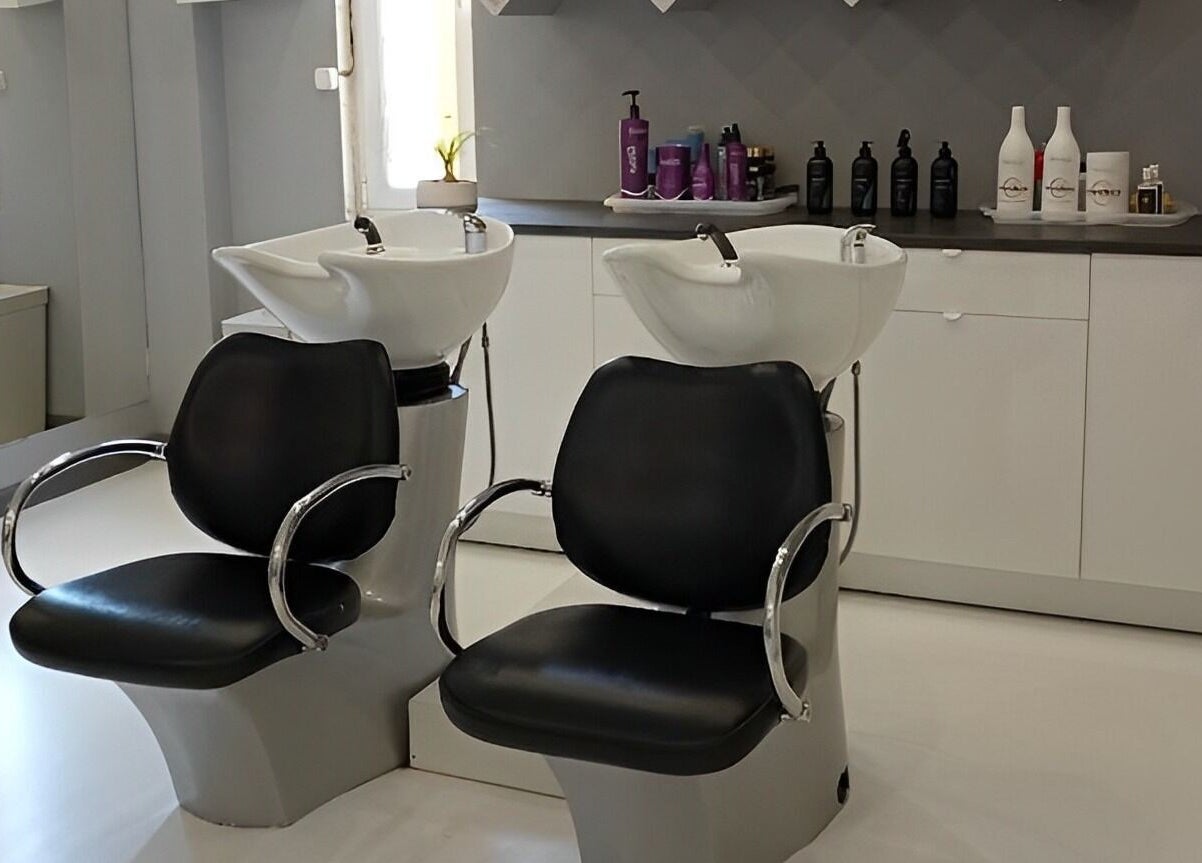 Lavabos modernos no Espaço Vina Silva, Agualva-cacém, Lisboa, PT, destacando conforto e estilo.