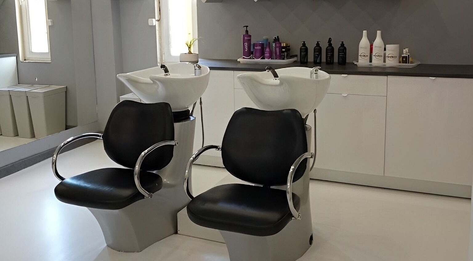 Lavabos modernos no Espaço Vina Silva, Agualva-cacém, Lisboa, PT, destacando conforto e estilo.