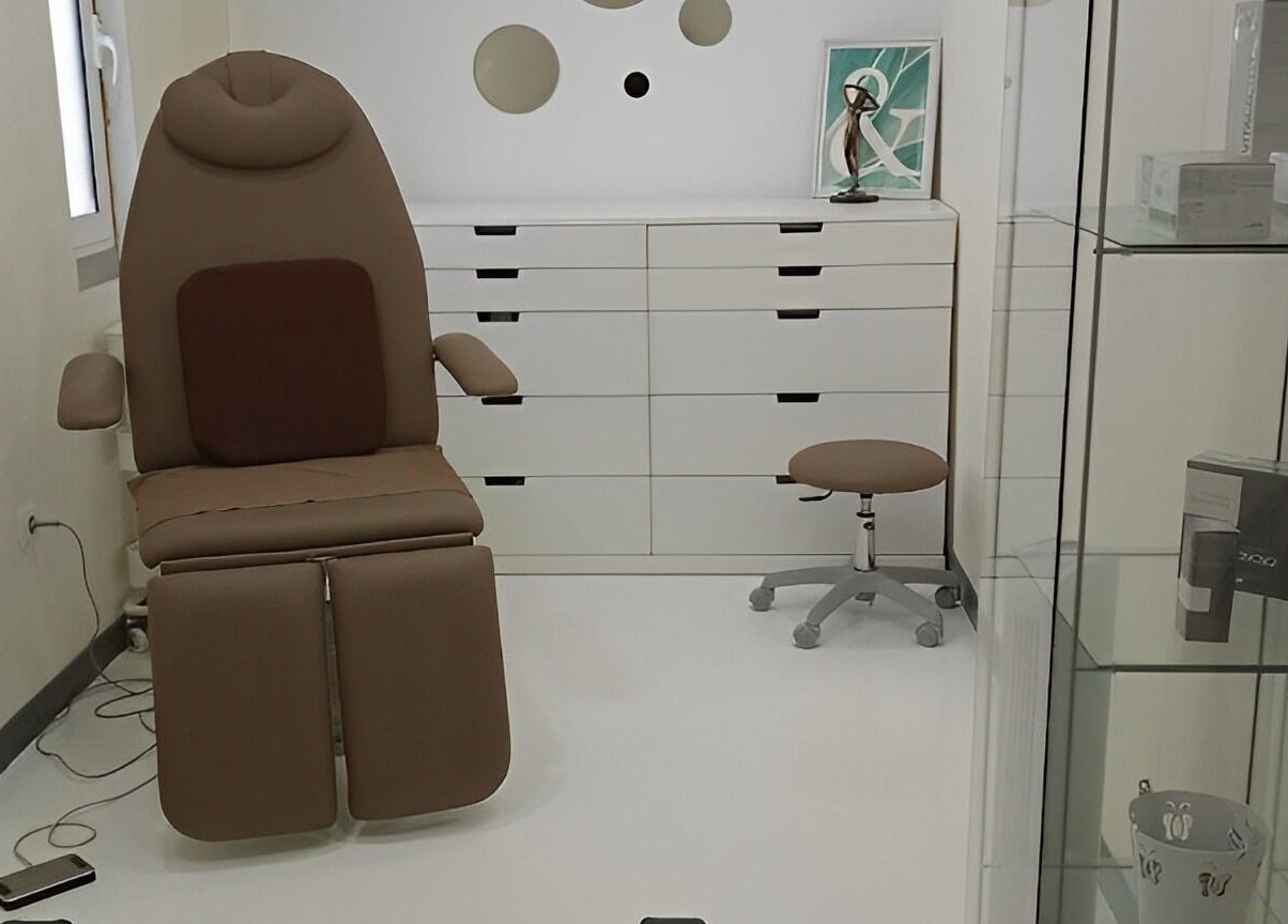 Espaço Vina Silva, Agualva-Cacém, Lisboa, PT. Sala de tratamento moderna com poltrona e gabinete.