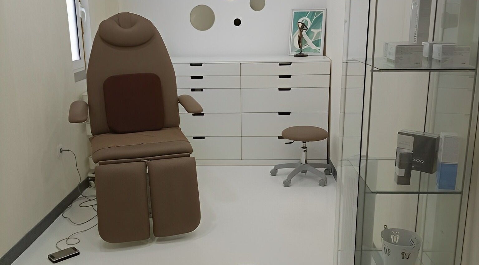 Espaço Vina Silva, Agualva-Cacém, Lisboa, PT. Sala de tratamento moderna com poltrona e gabinete.