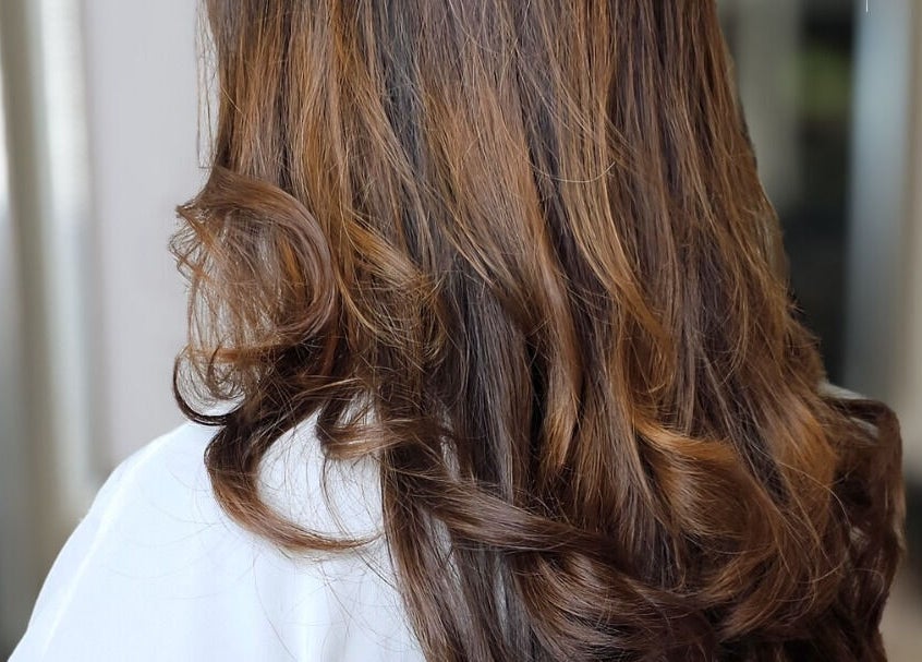 Tratamento capilar elegante no Espaço Vina Silva, Agualva-Cacém, Lisboa, PT, destaque para cabelos brilhantes.