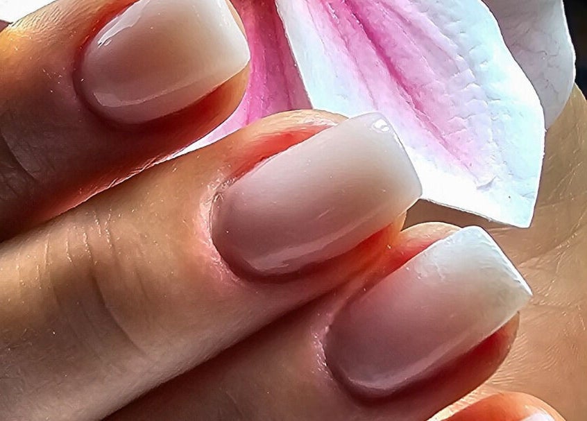 Unhas bem cuidadas com acabamento claro em Espaço Vina Silva, Agualva-cacém, Lisboa, PT.