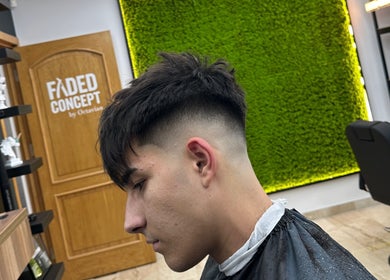 Tânăr cu tunsoare modernă la Octavian (FADED CONCEPT), Pitești, Județul Argeș, RO.