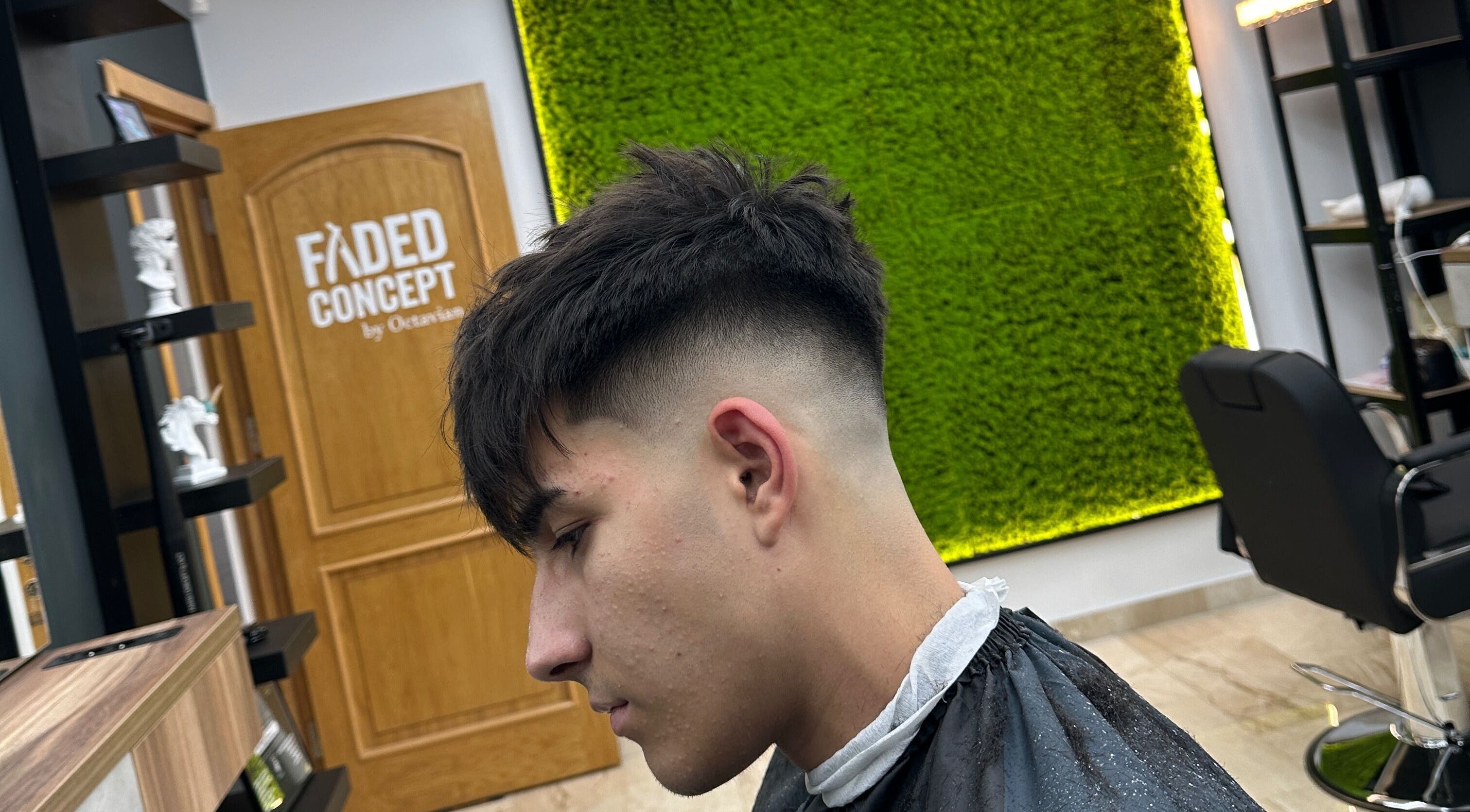 Tânăr cu tunsoare modernă la Octavian (FADED CONCEPT), Pitești, Județul Argeș, RO.