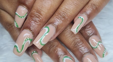 Lou’s Nail Nook