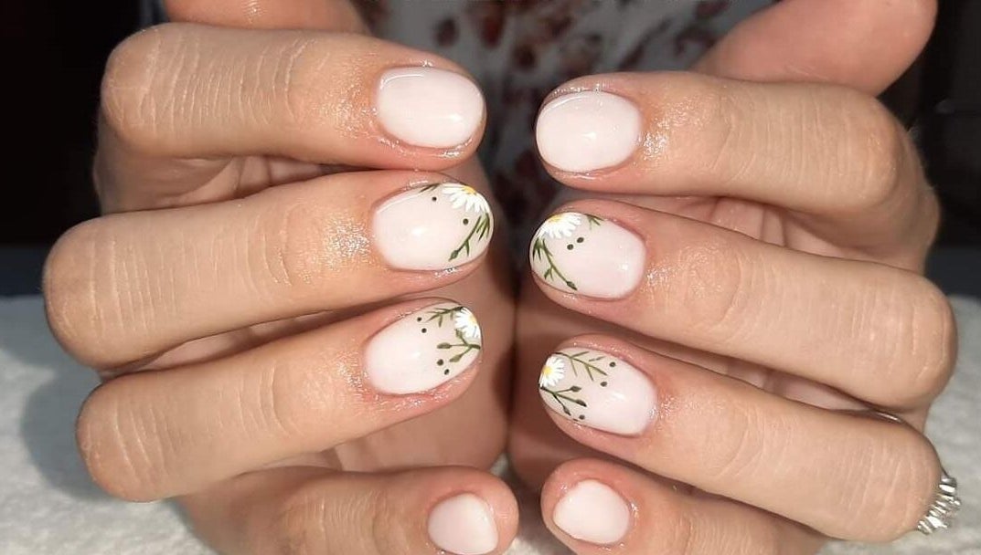 Delicate daisy nail art at Janine Minnaar, Bothaville, Free State, ZA showcasing intricate floral designs.