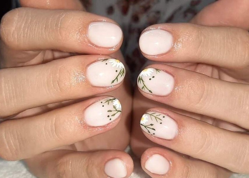 Delicate daisy nail art at Janine Minnaar, Bothaville, Free State, ZA showcasing intricate floral designs.