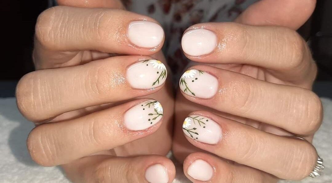 Delicate daisy nail art at Janine Minnaar, Bothaville, Free State, ZA showcasing intricate floral designs.