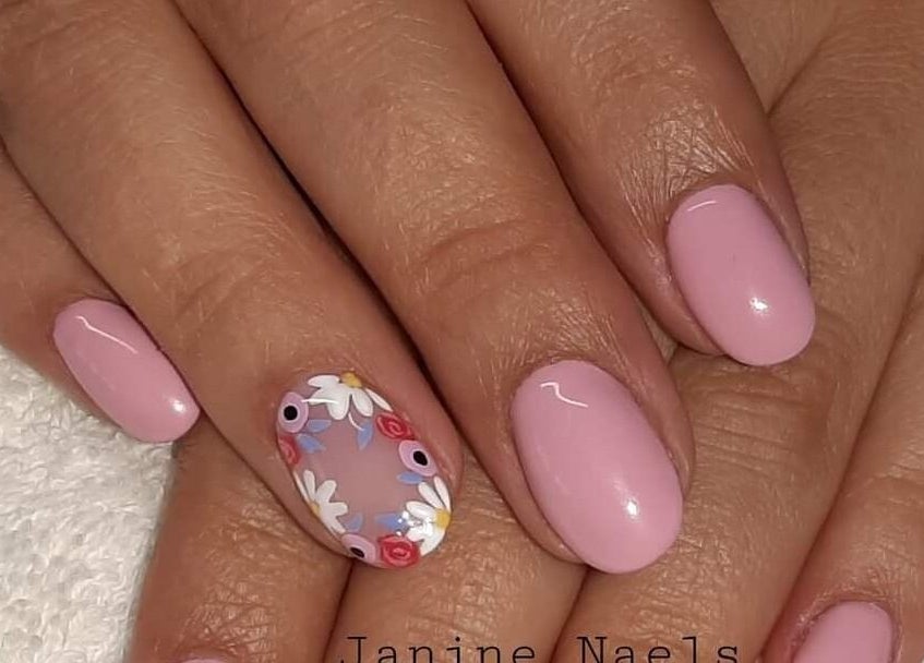 Pink nails with floral design at Janine Minnaar, Bothaville, Free State, ZA.