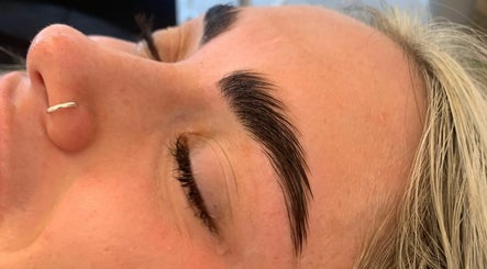 Nude Lashes & Brows by Kerry Pillans afbeelding 3