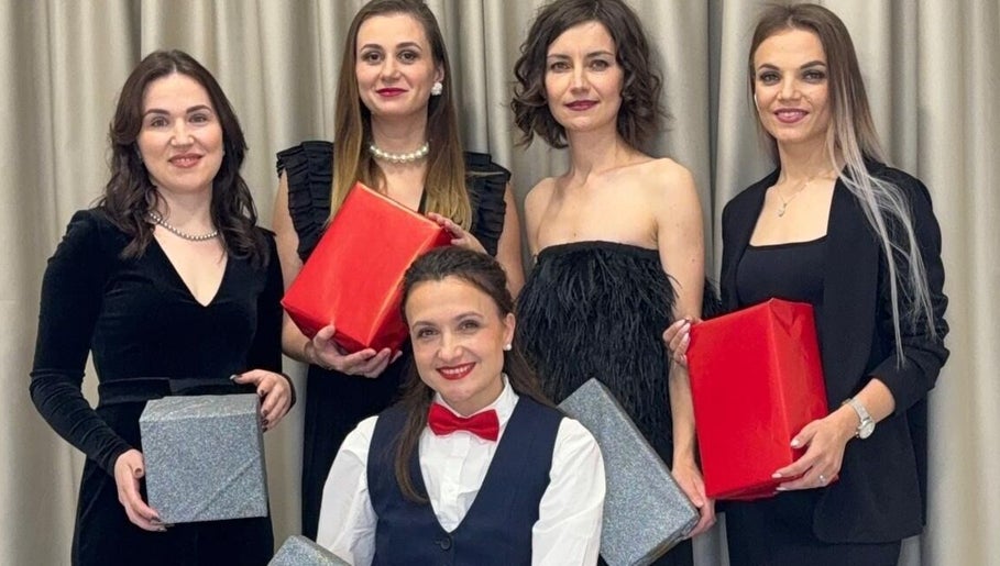 Célébration élégante chez Sugaring Pro à Nice, Provence-Alpes-Côte d'Azur avec des cadeaux et des tenues chic.