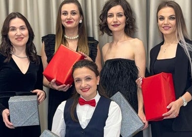 Célébration élégante chez Sugaring Pro à Nice, Provence-Alpes-Côte d'Azur avec des cadeaux et des tenues chic.