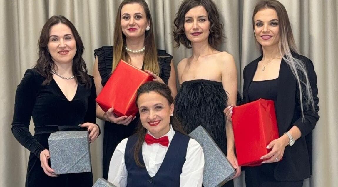 Célébration élégante chez Sugaring Pro à Nice, Provence-Alpes-Côte d'Azur avec des cadeaux et des tenues chic.