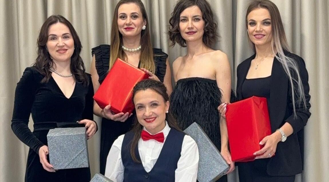 Célébration élégante chez Sugaring Pro à Nice, Provence-Alpes-Côte d'Azur avec des cadeaux et des tenues chic.