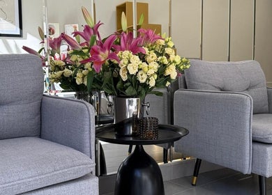 Intérieur chic avec des fleurs chez Sugaring Pro à Nice, Provence-Alpes-Côte d'Azur, FR.