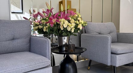 Intérieur chic avec des fleurs chez Sugaring Pro à Nice, Provence-Alpes-Côte d'Azur, FR.