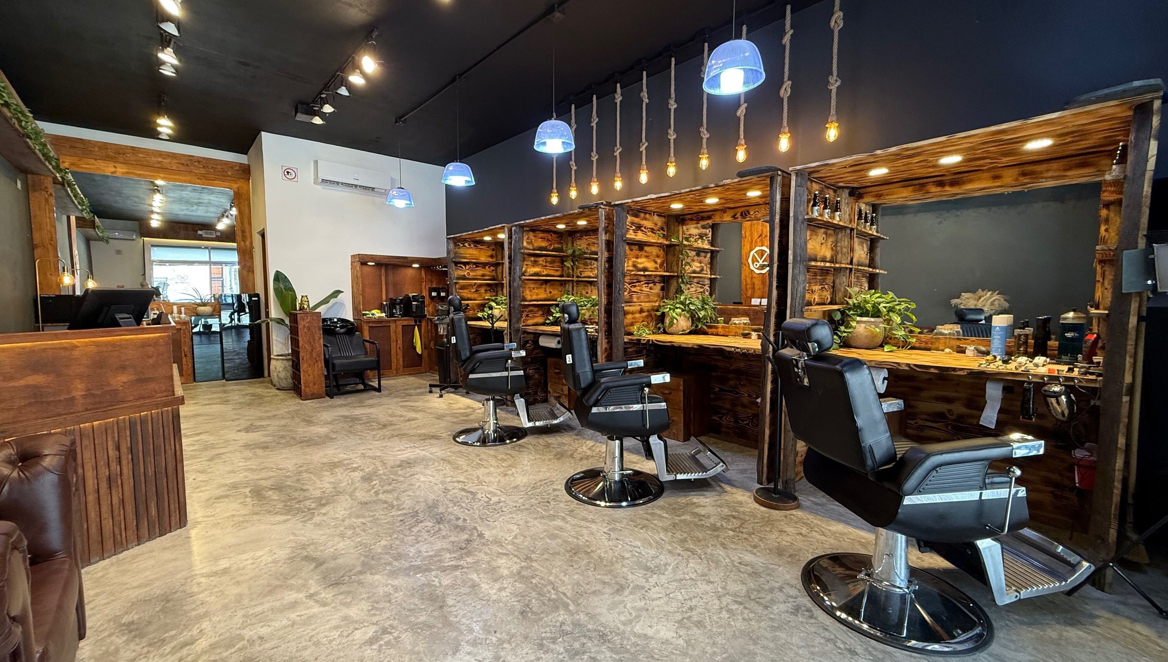 Interior cálido de Barberos Tulum - Calle Andrómeda en Tulum, Quintana Roo, MX, con sillas de barbero modernas.