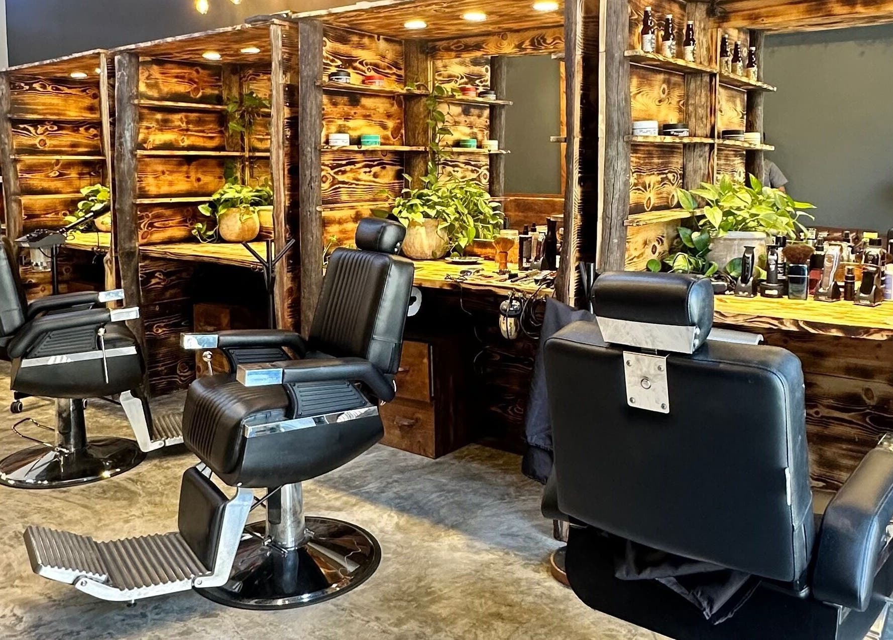 Interior de Barberos Tulum - Calle Andrómeda en Tulum, Quintana Roo, MX con sillas de barbería estilo clásico.