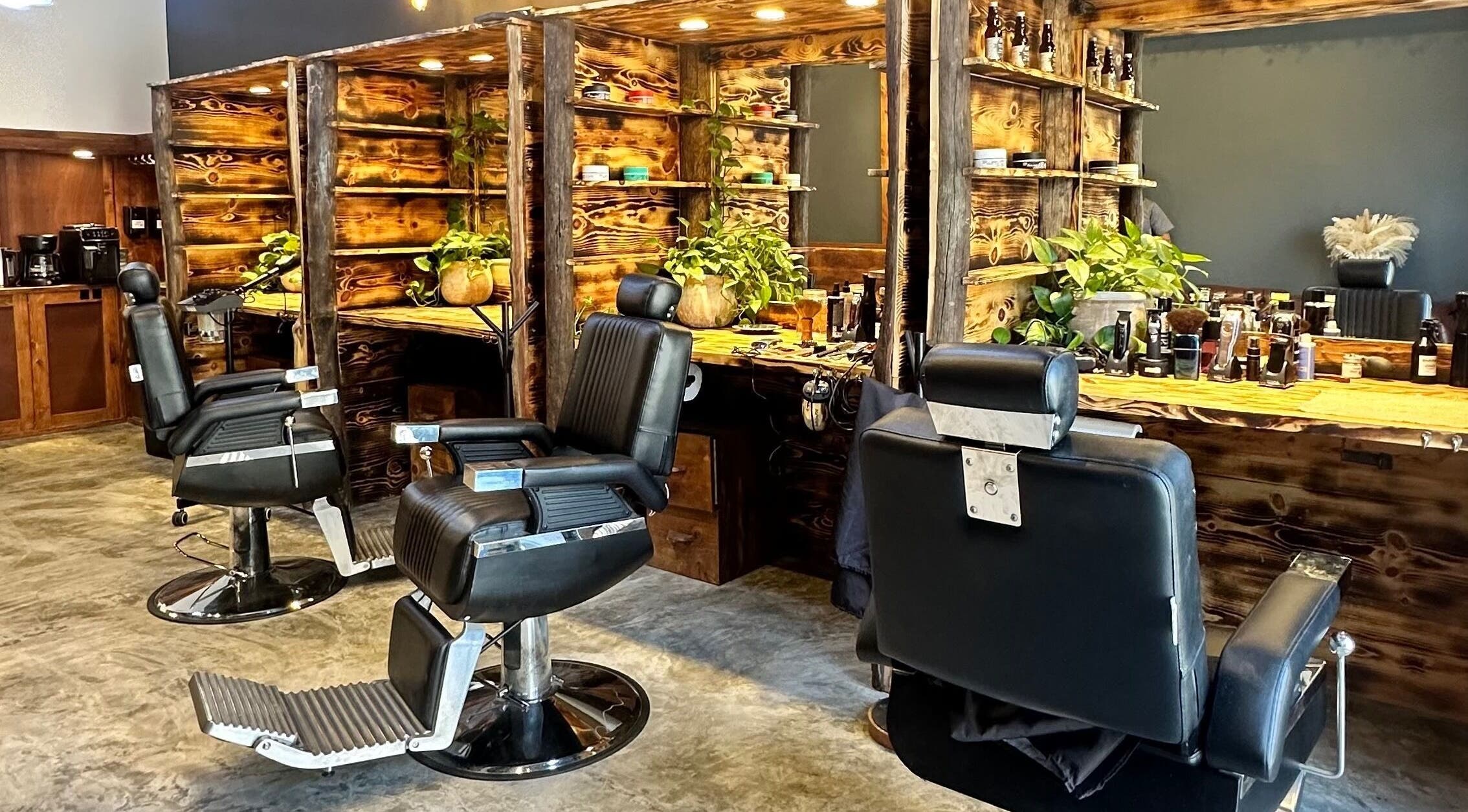 Interior de Barberos Tulum - Calle Andrómeda en Tulum, Quintana Roo, MX con sillas de barbería estilo clásico.