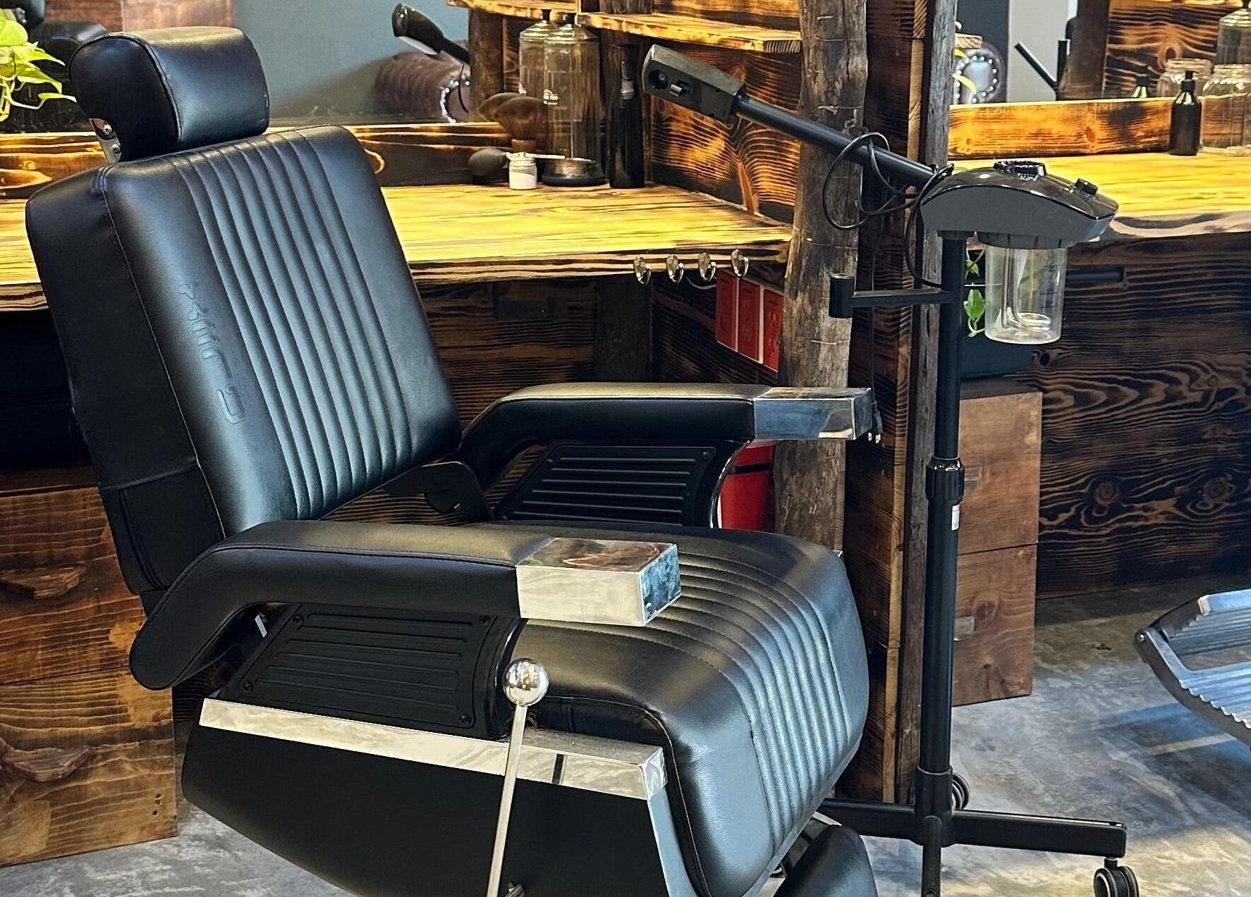 Interior de Barberos Tulum - Calle Andrómeda, silla de barbería en Tulum, Quintana Roo, MX.