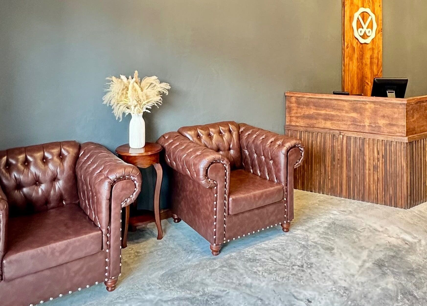 Recepción con sillas de cuero en Barberos Tulum - Calle Andrómeda, Tulum, Quintana Roo, MX.