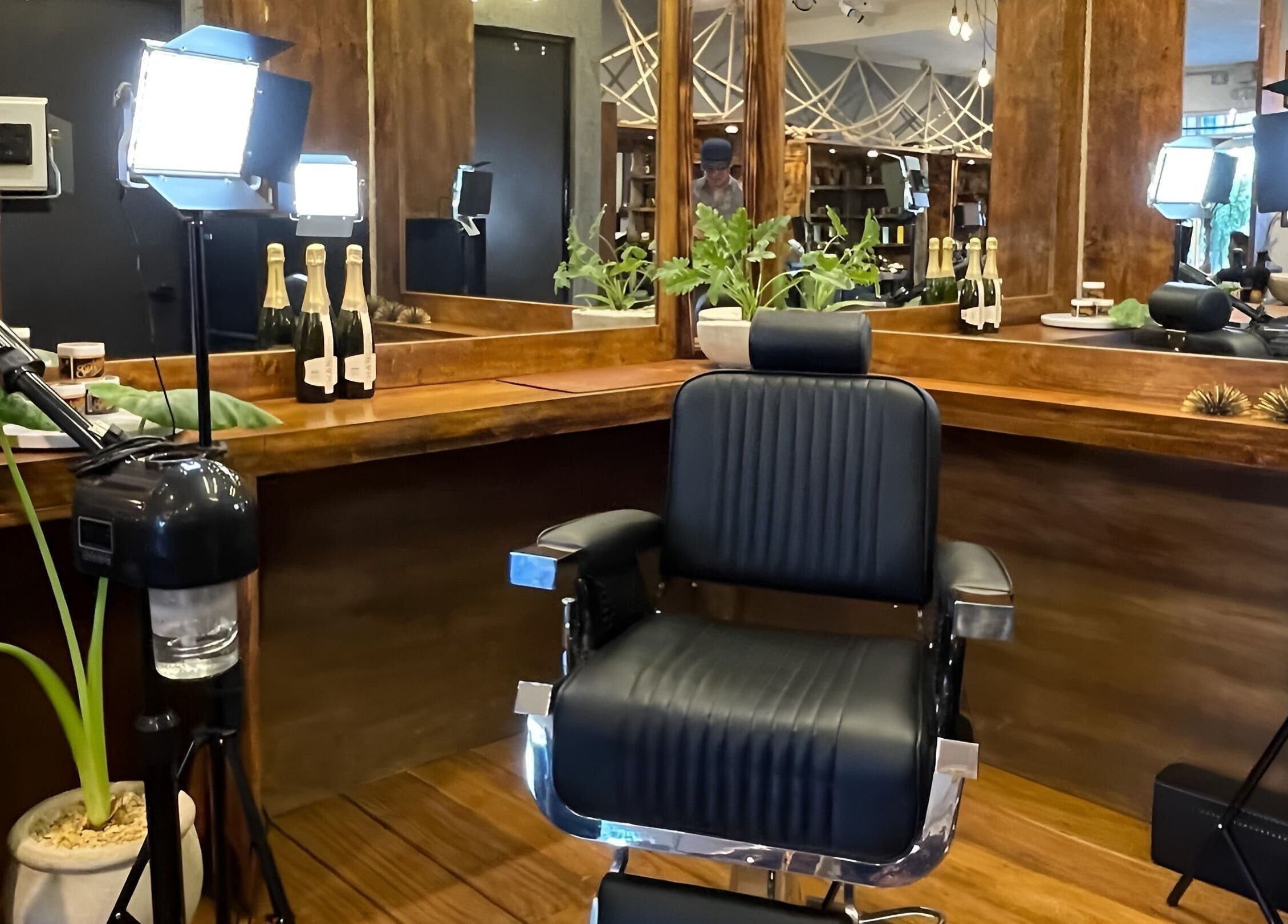 Barberos Tulum - Av. Kukulkán, salón moderno en Tulum, Quintana Roo, MX con silla de peluquería y espejo iluminado.