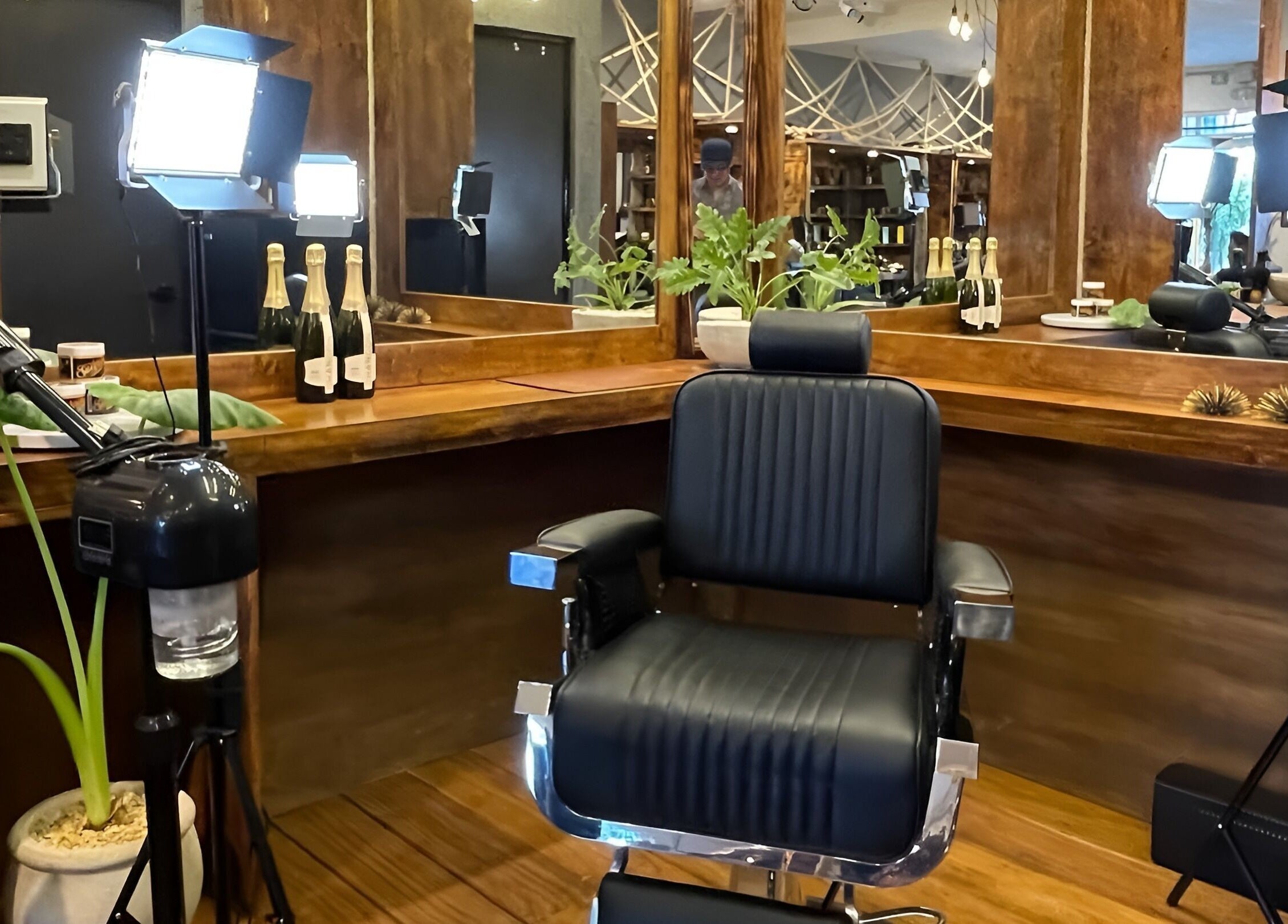 Barberos Tulum - Av. Kukulkán, salón moderno en Tulum, Quintana Roo, MX con silla de peluquería y espejo iluminado.