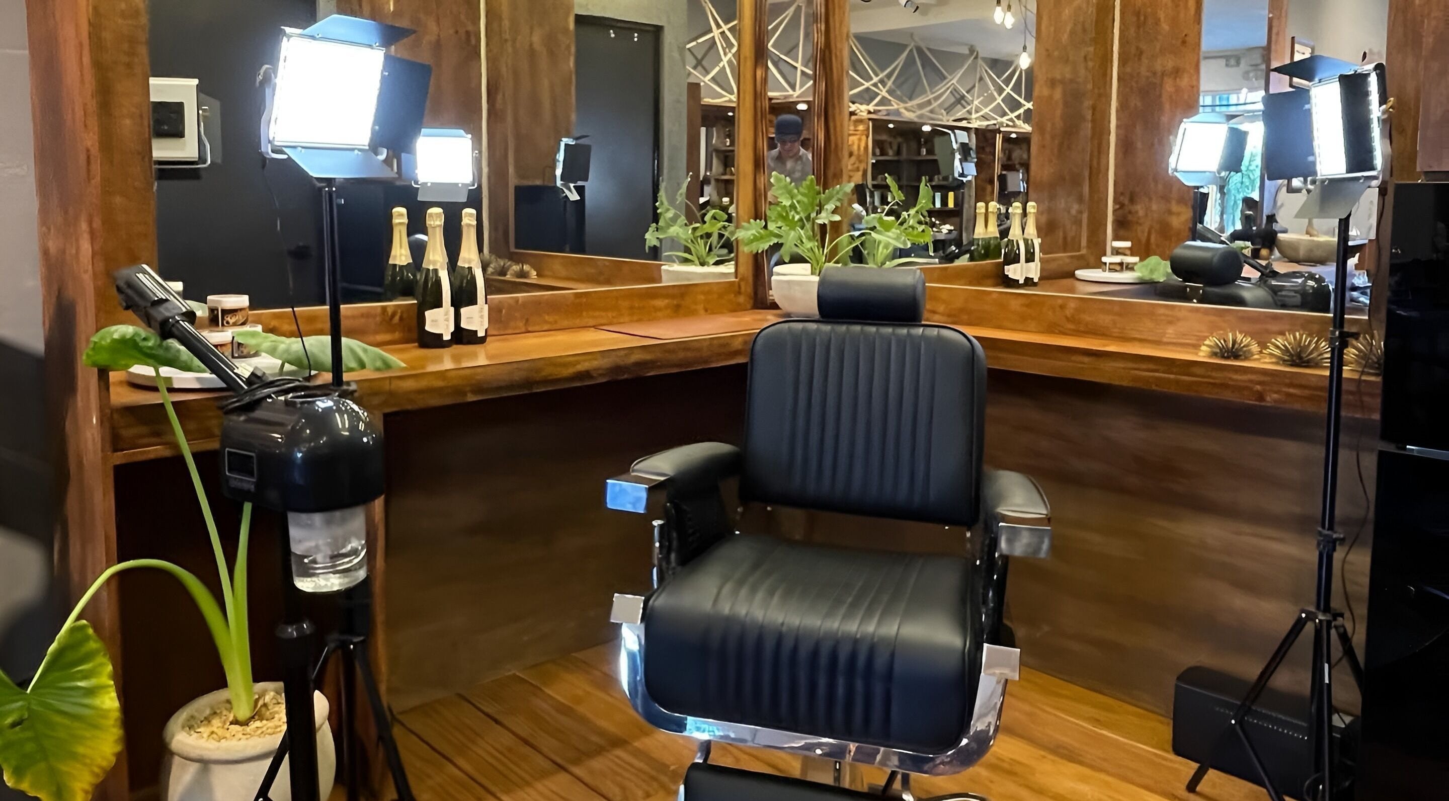 Barberos Tulum - Av. Kukulkán, salón moderno en Tulum, Quintana Roo, MX con silla de peluquería y espejo iluminado.