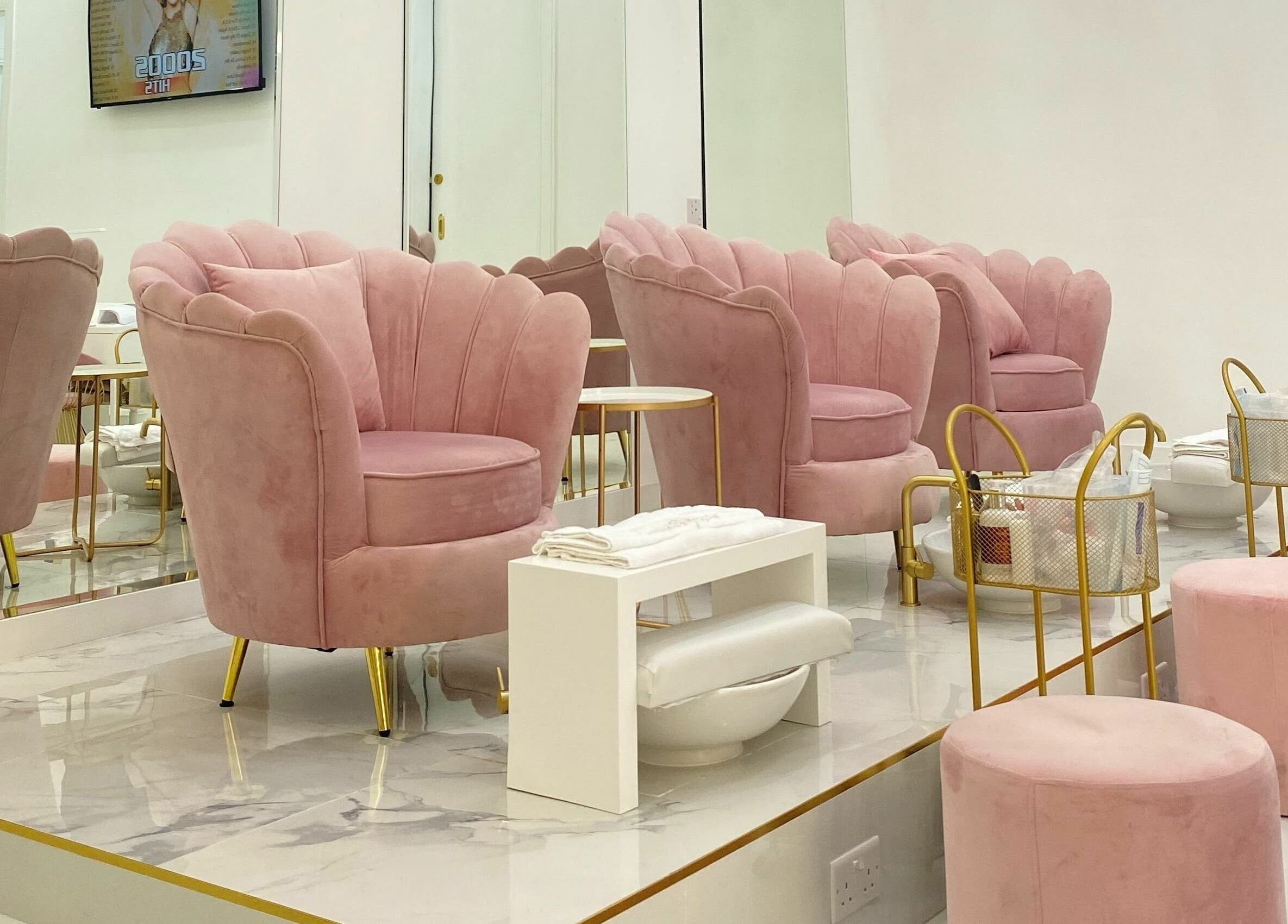 Salon élégant chez Joséphine Nails Dubai avec fauteuils roses, Dubai, Dubai, AE.