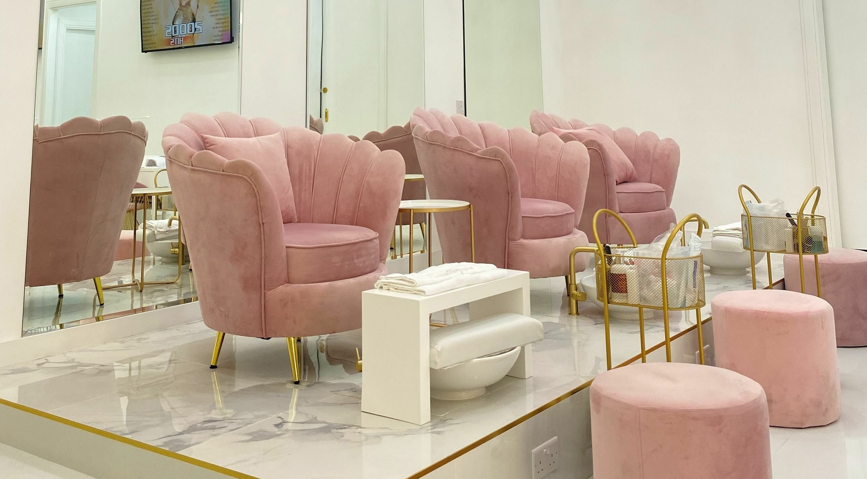Salon élégant chez Joséphine Nails Dubai avec fauteuils roses, Dubai, Dubai, AE.
