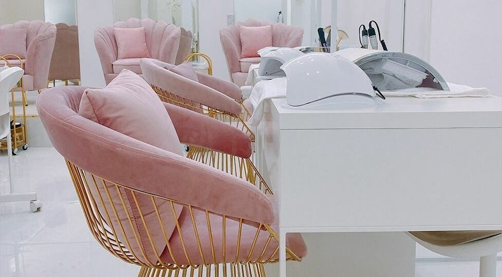 Intérieur chic de Joséphine Nails Dubai avec fauteuils roses et équipements modernes à Dubai, Dubai, AE.