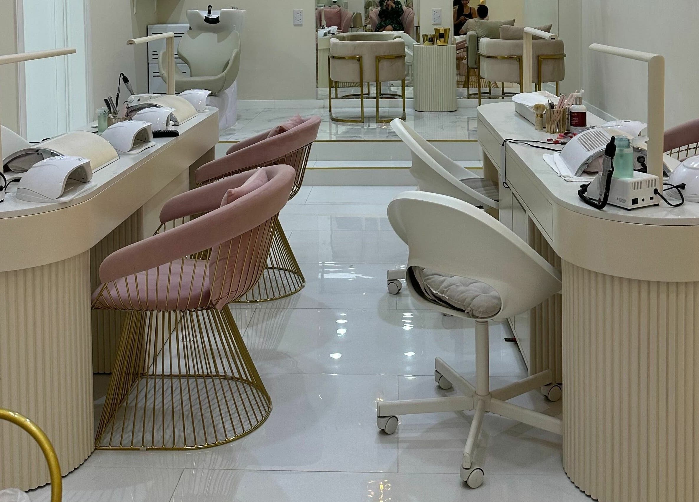 Joséphine Nails Dubai, espace manucure chic avec fauteuils rose pastel à Dubai, Dubai, AE.