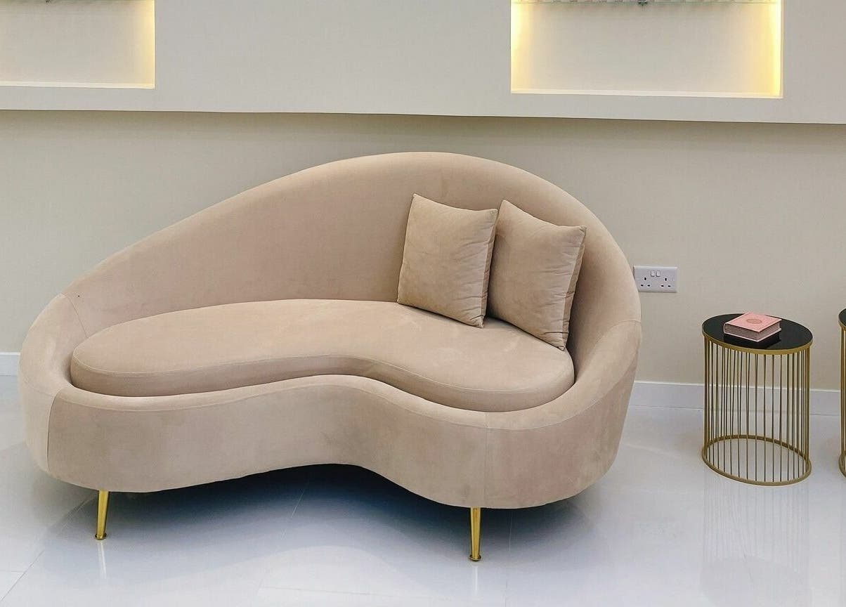 Canapé moderne et élégant chez Joséphine Nails Dubai, un salon raffiné à Dubai, Dubai, AE.