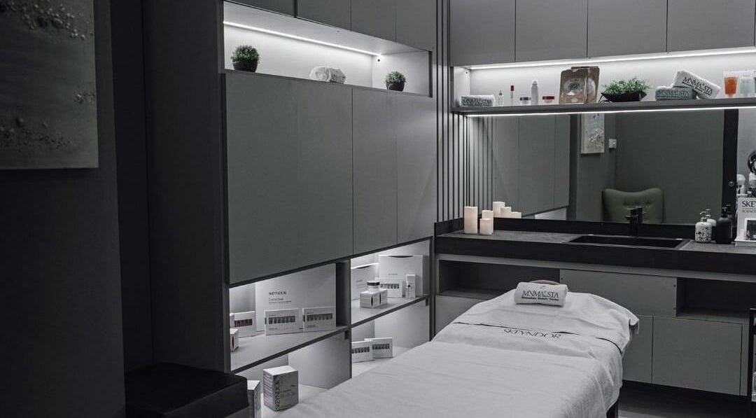 Tranquil treatment room at Minimalista Beauty Center, Sharjah, AE, featuring modern decor and ambient lighting.