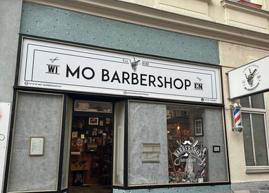 Mo Barbershop Vordereingang in Wien, Wien, AT, mit klassischem Barbershop-Schild.