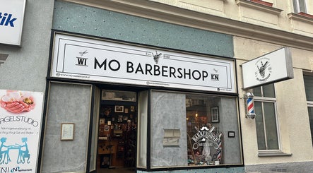 Mo Barbershop Vordereingang in Wien, Wien, AT, mit klassischem Barbershop-Schild.