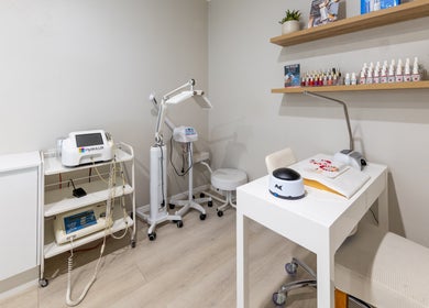 Calm beauty treatment room at Justine's Accent on Beauty in Mudgeeraba, Queensland, AU, featuring modern equipment.