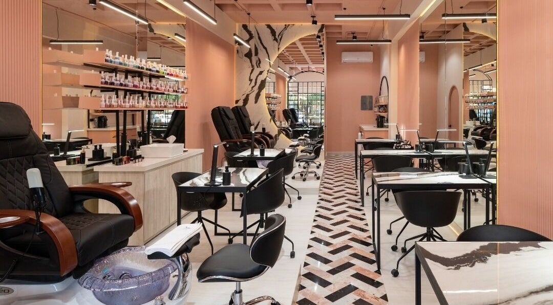 Interior moderno de Nube de Rosa en Monterrey, Nuevo León, MX con sillas y mesas elegantes.