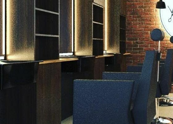 Interior modern al HiStory Barbershop Camil Ressu 8, București, RO, cu scaune elegante și decor cărămiziu.